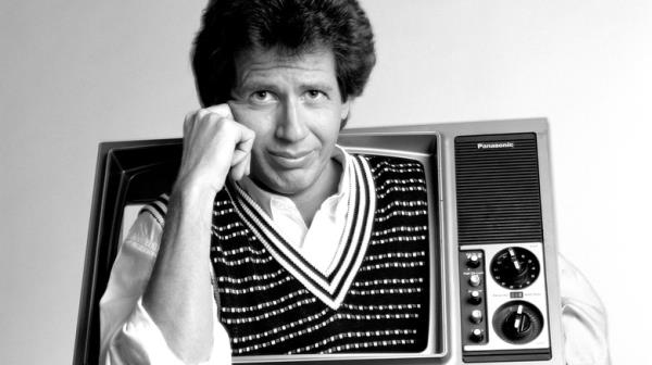 Garry Shandling leans out of TV